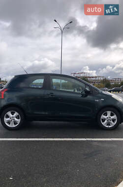 Хэтчбек Toyota Yaris 2006 в 