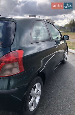 Хэтчбек Toyota Yaris 2006 в 