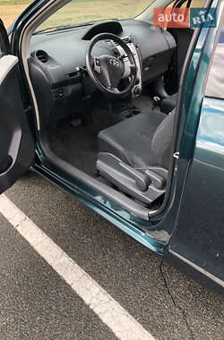 Хэтчбек Toyota Yaris 2006 в 