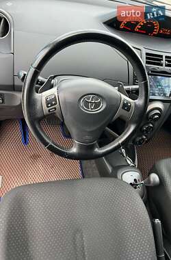 Хэтчбек Toyota Yaris 2011 в 