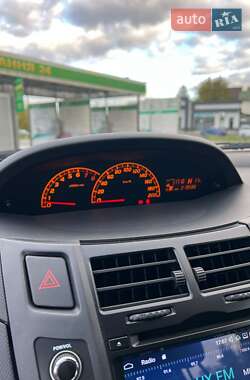 Хэтчбек Toyota Yaris 2011 в 