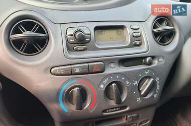 Хэтчбек Toyota Yaris 1999 в 