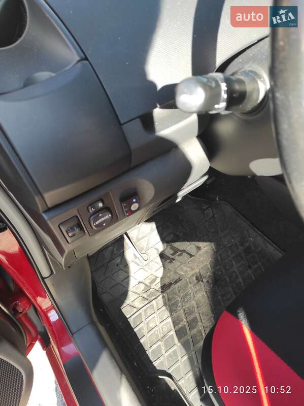 Хэтчбек Toyota Yaris 2007 в 