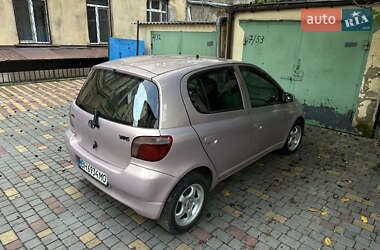 Хетчбек Toyota Yaris 2001 в 