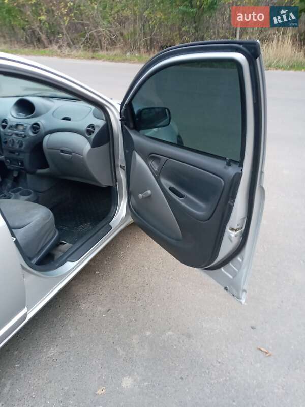Хетчбек Toyota Yaris 2000 в Одесі