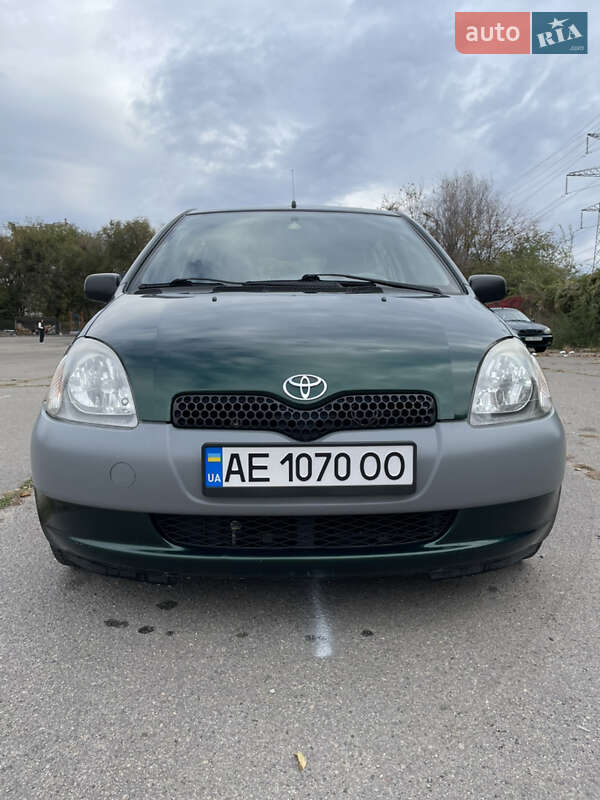Хэтчбек Toyota Yaris 1999 в 