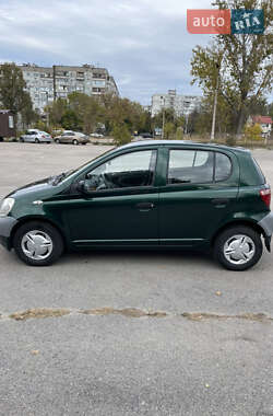 Хэтчбек Toyota Yaris 1999 в 