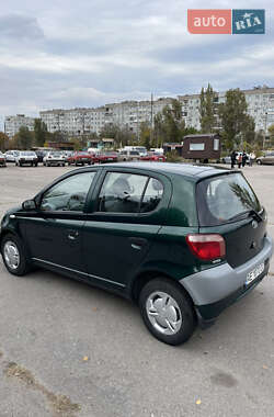 Хэтчбек Toyota Yaris 1999 в 
