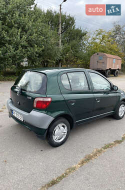 Хэтчбек Toyota Yaris 1999 в 