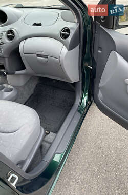 Хэтчбек Toyota Yaris 1999 в 