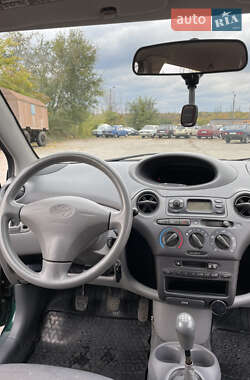 Хэтчбек Toyota Yaris 1999 в 