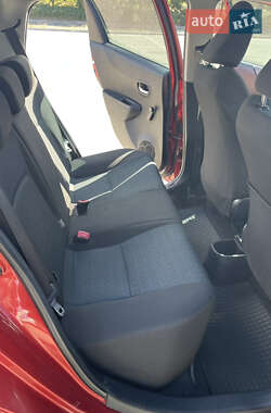 Хэтчбек Toyota Yaris 2012 в 
