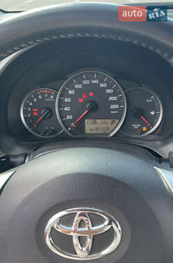 Хэтчбек Toyota Yaris 2012 в 
