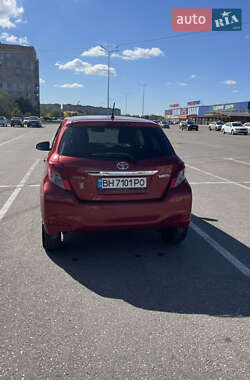 Хэтчбек Toyota Yaris 2012 в 