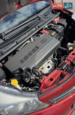 Хэтчбек Toyota Yaris 2012 в 