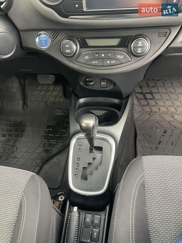 Хэтчбек Toyota Yaris 2015 в Киеве фото 10 Хэтчбек Toyota Yaris 2015 в Киеве