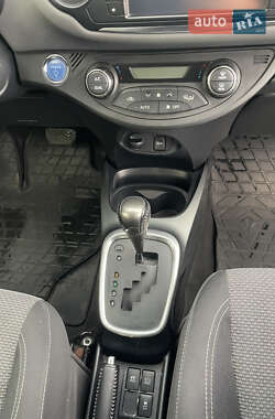 Хетчбек Toyota Yaris 2015 в  фото 10 Хетчбек Toyota Yaris 2015 в