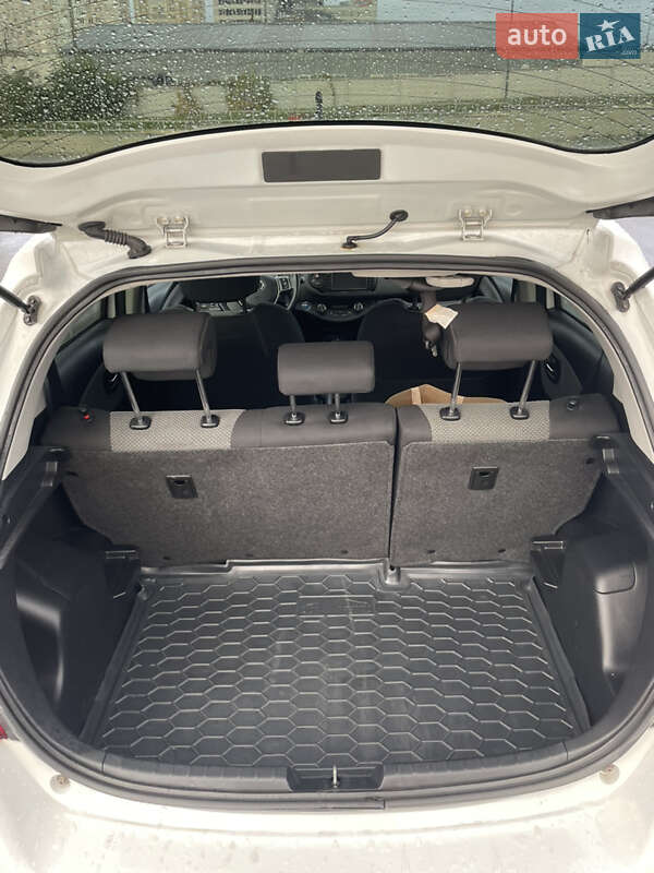 Хэтчбек Toyota Yaris 2015 в Киеве фото 14 Хэтчбек Toyota Yaris 2015 в Киеве