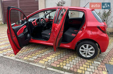 Хэтчбек Toyota Yaris 2015 в 