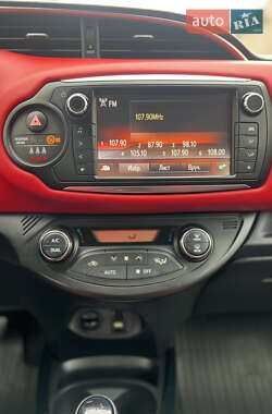 Хэтчбек Toyota Yaris 2015 в 