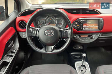 Хэтчбек Toyota Yaris 2015 в 