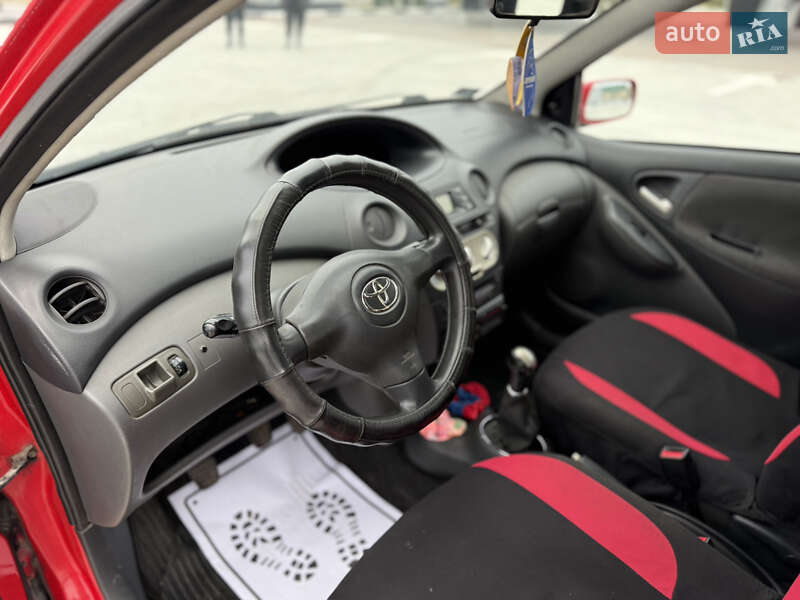 Хэтчбек Toyota Yaris 2003 в Звягеле