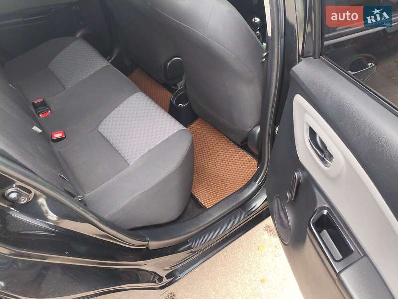 Хетчбек Toyota Yaris 2014 в Житомирі