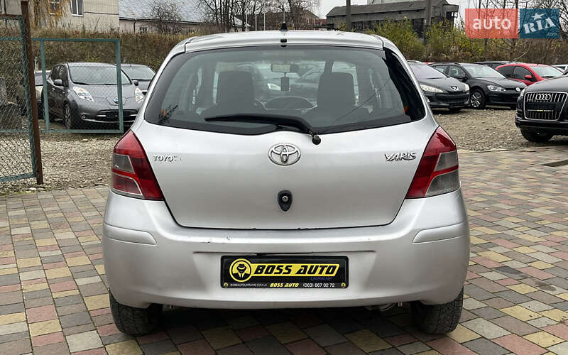 Хетчбек Toyota Yaris 2011 в Мукачевому