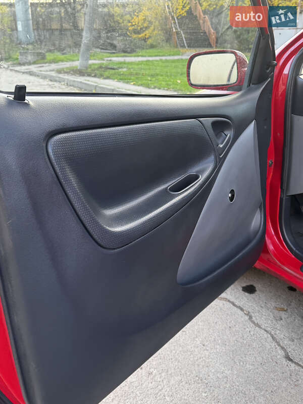 Хетчбек Toyota Yaris 2000 в Одесі