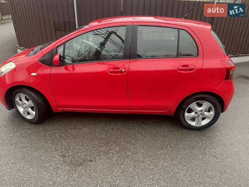 Хэтчбек Toyota Yaris 2006 в Киеве