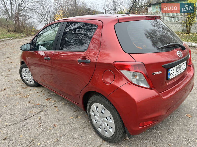 Хетчбек Toyota Yaris 2013 в Путивлі