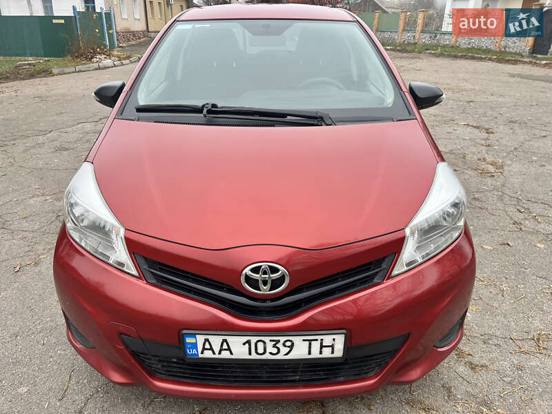 Хетчбек Toyota Yaris 2013 в Путивлі