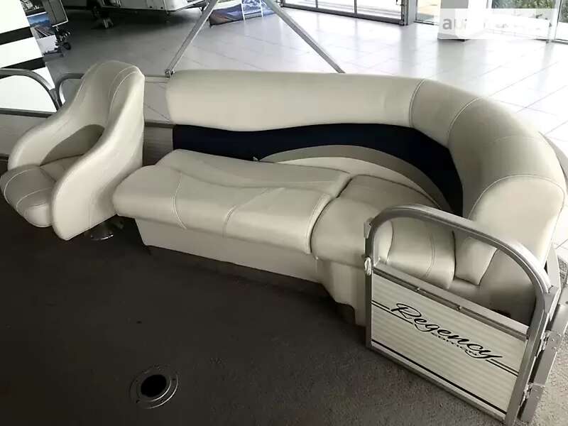 Лодка Tracker Party Barge 2007 в Киеве