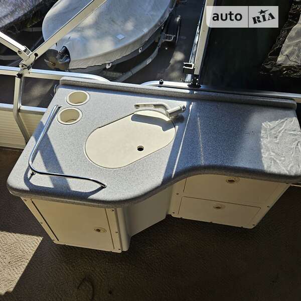 Лодка Tracker Party Barge 2007 в Киеве