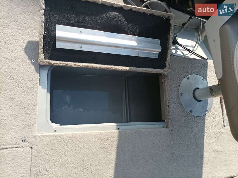 Лодка Tracker Targa 2004 в Гостомеле