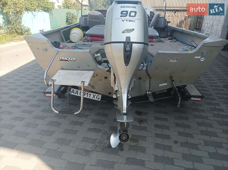 Лодка Tracker Targa 2004 в Гостомеле