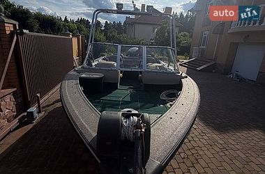 Катер Tracker Targa 2001 в Старых Петровцах