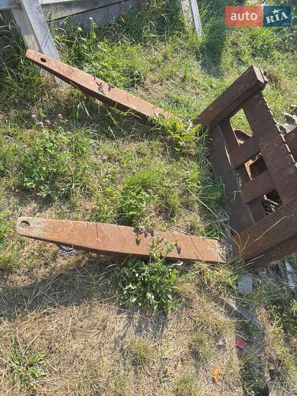 Фронтальный погрузчик UN 053 1980 в Тараще