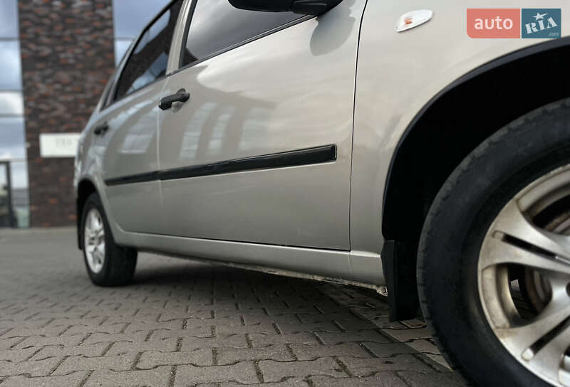 Седан ВАЗ / Lada 1118 Калина 2006 в Чернівцях