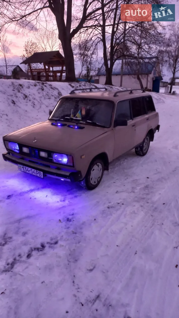 деталі по телефону, машина на повному ходу.