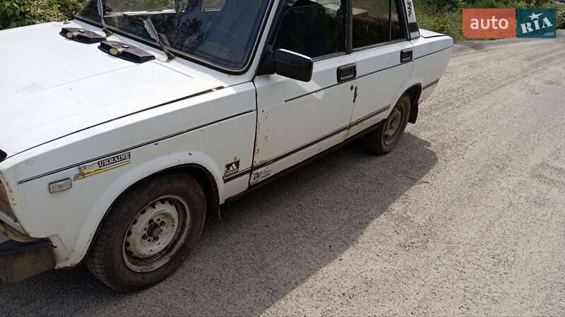 Седан ВАЗ / Lada 2105 1990 в Изюме
