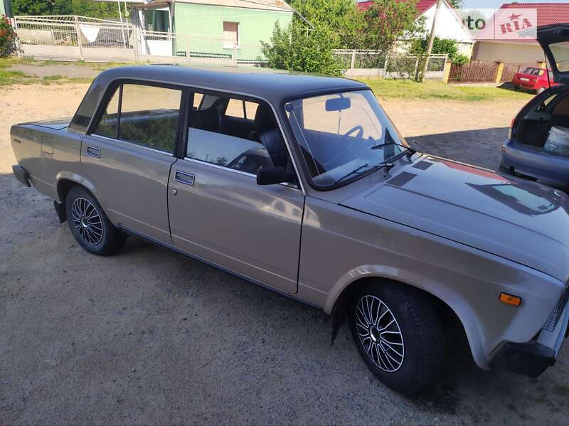 Седан ВАЗ / Lada 2105 1987 в Умани