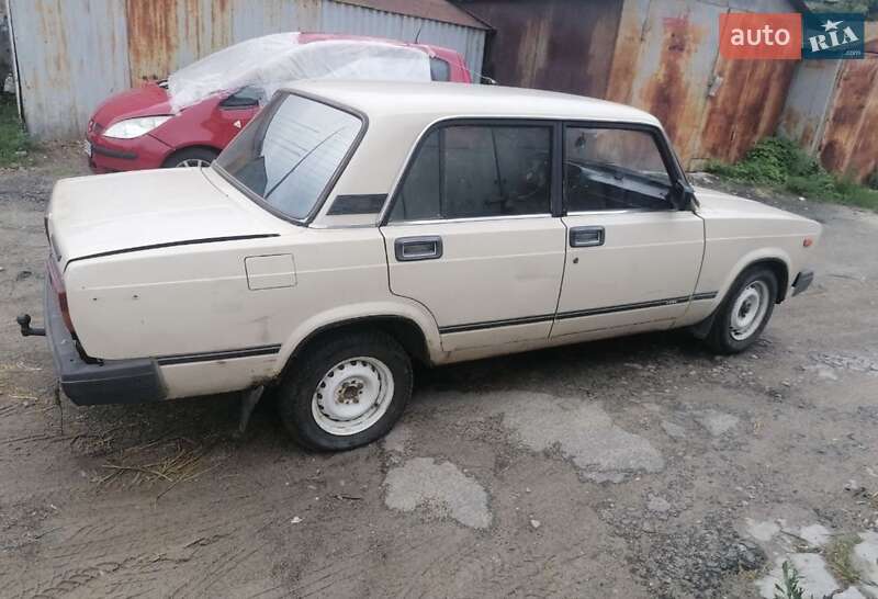 Седан ВАЗ / Lada 2105 1982 в Киеве