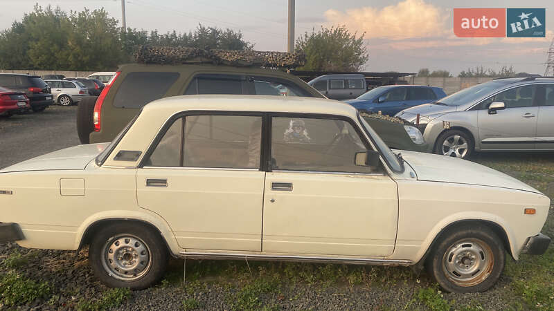 Седан ВАЗ / Lada 2105 1981 в Нововолынске