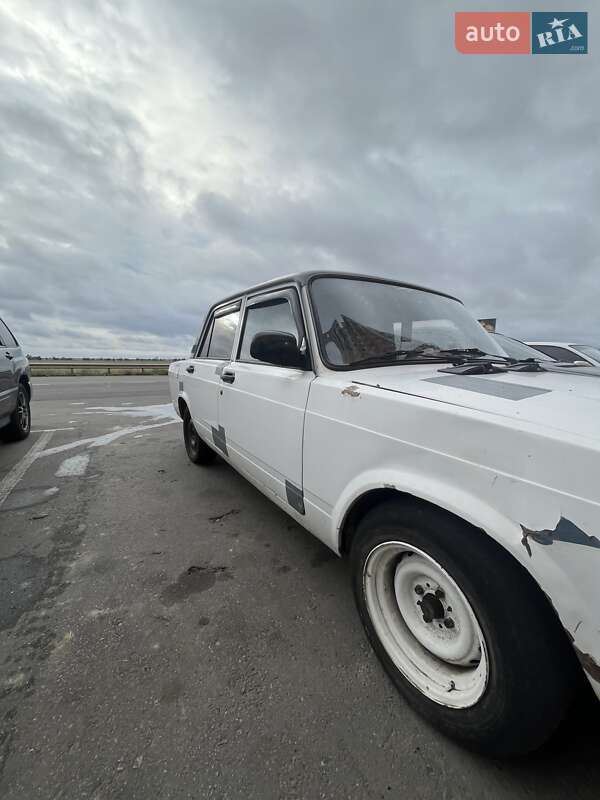 Седан ВАЗ / Lada 2105 1990 в Авангарді