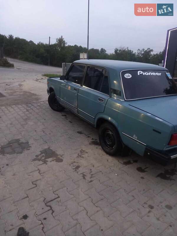 Седан ВАЗ / Lada 2107 2004 в Сторожинці