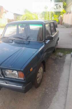 Седан ВАЗ / Lada 2107 2005 в Черновцах