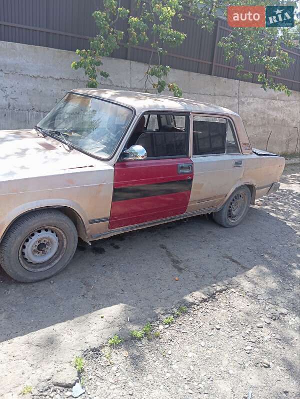 Седан ВАЗ / Lada 2107 1992 в Чернівцях