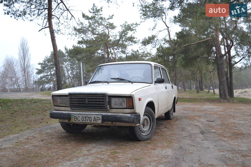 Седан ВАЗ / Lada 2107 1996 в Черкасах