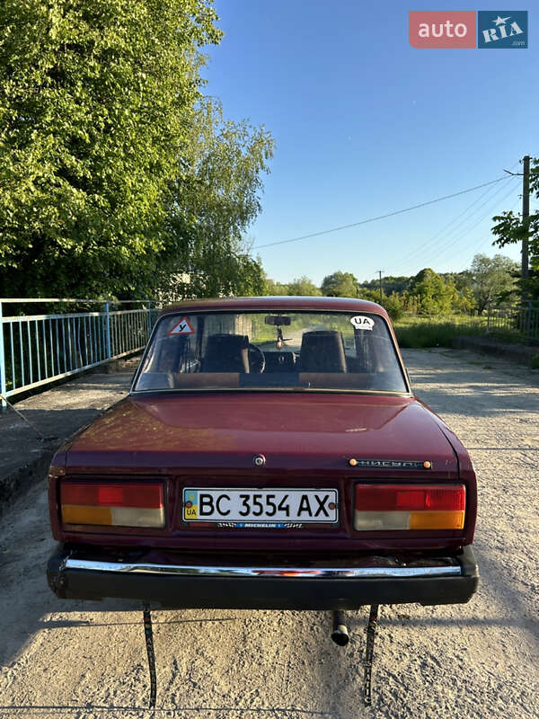 Седан ВАЗ / Lada 2107 2004 в Николаеве